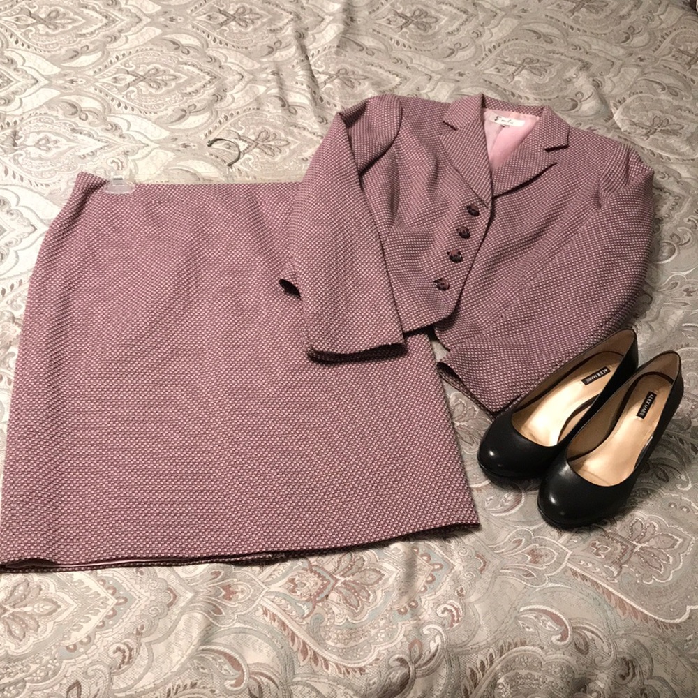 Ladies Emily Suit Sz 8 Beautiful
